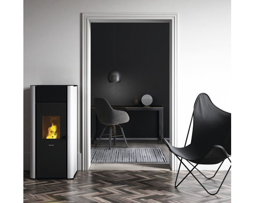 Wohnzimmer mit Pelletofen, Stuhl und Schreibtisch