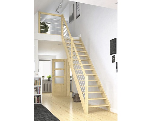 Holztreppe mit Metallgeländer in einem hellen Wohnraum