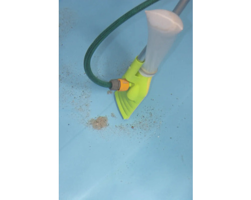 Nettoyeur de piscine en action pour nettoyer une piscine