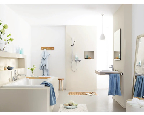 Salle de bain lumineuse avec baignoire, douche, lavabo et miroir
