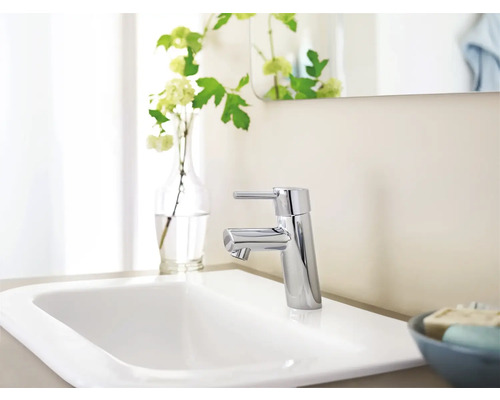 Salle de bain moderne avec lavabo, robinet et décoration