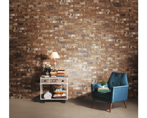 Salon avec mur de briques, fauteuil et table d''appoint