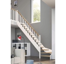 Treppe mit Holzstufen, weißem Geländer und Handlauf in einem Wohnraum