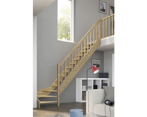 Holztreppe in einem hellen Wohnraum mit großem Fenster