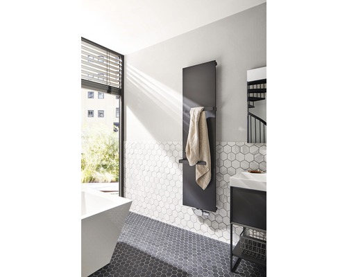 Modernes Badezimmer mit Handtuchheizkörper, Waschbecken und sechseckigen Fliesen.