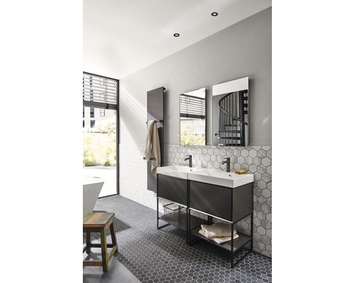 Badezimmer mit Doppelwaschtisch, Handtuchheizkörper, Spiegeln und sechseckigen Fliesen