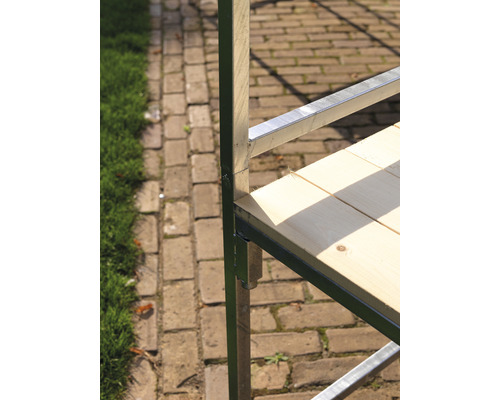 Detailansicht eines Gartenhauses mit Holzregal und Metallrahmen