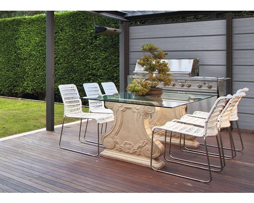Extérieur avec table de jardin avec plateau en verre, chaises de jardin, barbecue et bonsaï