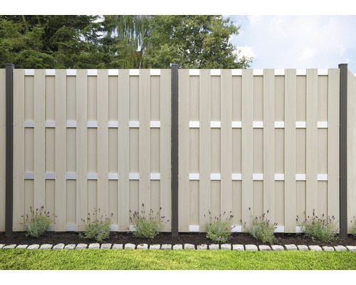 Sichtschutzzaun aus Holz mit Pfosten