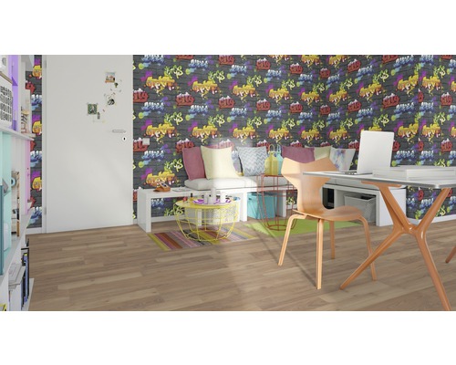 Wohnraum mit Graffiti-Tapete, Schreibtisch und Sitzgelegenheit