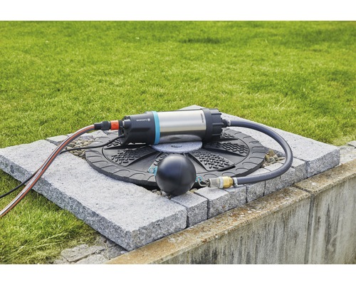 Gardena Hauswasserautomat mit Schlauch auf Beton