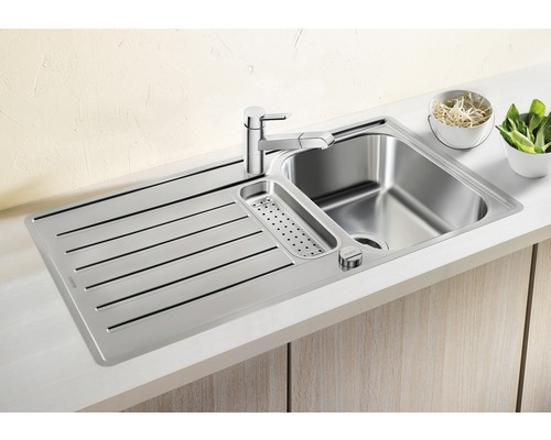 Évier en acier inoxydable avec égouttoir et robinet