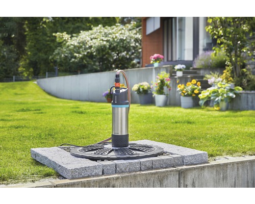 Garten mit Tauchpumpe auf Steinplatte