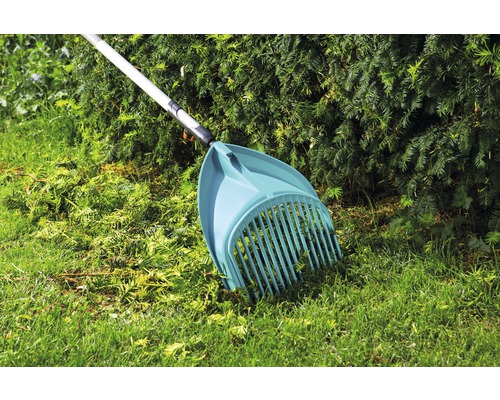 Pince à feuilles pour ramasser l''herbe coupée et les feuilles dans le jardin.