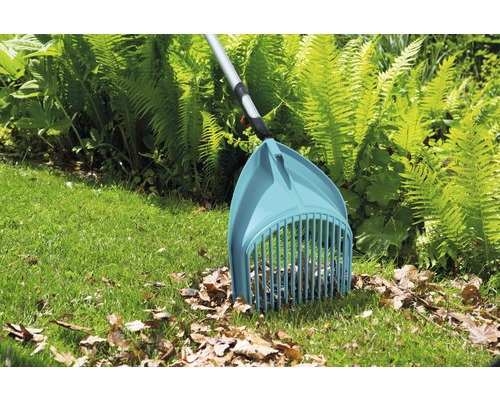 Ramasse-feuilles sur une pelouse avec des feuilles