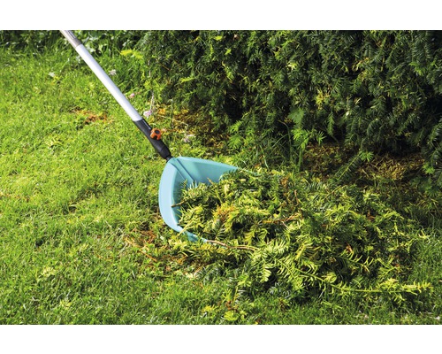 Scène de jardin avec collecteur de feuilles pour ramasser l''herbe coupée et les feuilles