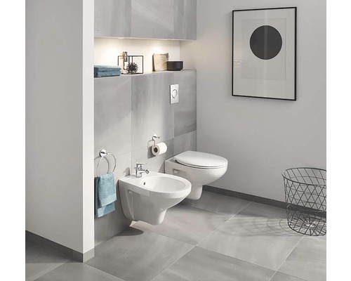 Modernes Badezimmer mit Toilette, Bidet und grauen Fliesen
