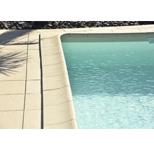 Schwimmbeckenumrandung mit Beckenrandsteinen und angrenzendem Wasser