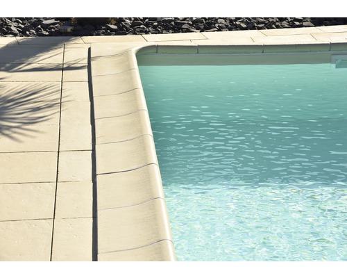Schwimmbeckenumrandung mit Beckenrandsteinen und angrenzendem Wasser