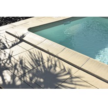 Pool mit Beckenrandsteinen und Terrassenplatten aus Stein