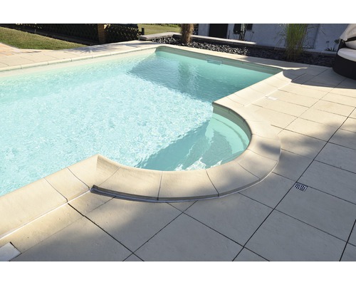 Schwimmbad mit Beckenrandsteinen und Fliesen