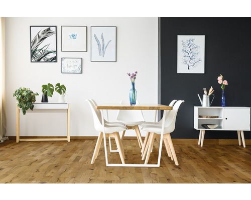 Salle à manger avec table à manger, chaises et buffet dans un design moderne
