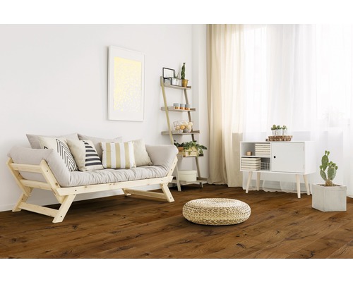 Pièce à vivre lumineuse avec parquet, canapé, étagère et décoration