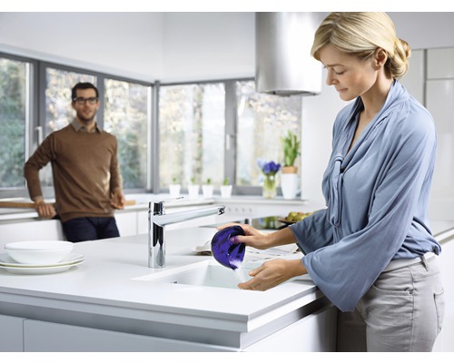 Cuisine moderne avec évier, robinet et deux personnes