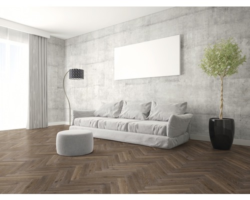 Séjour avec canapé, lampadaire, plante d''intérieur et parquet