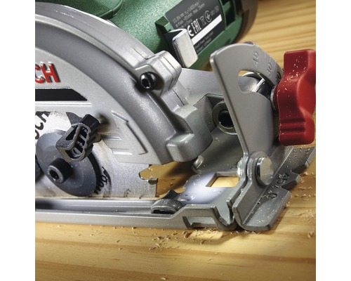 Detailansicht einer Handkreissäge beim Sägen von Holz
