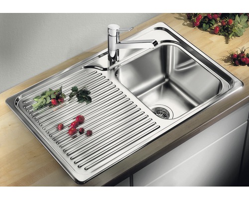 Edelstahlspüle mit Abtropffläche und Wasserhahn