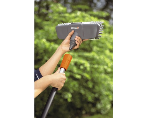 Outil de jardin avec brosse en cours d''assemblage
