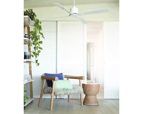 Helles Zimmer mit Deckenventilator, Sessel und Beistelltisch