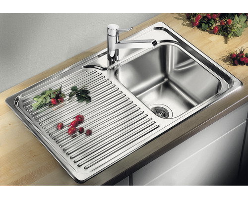 Edelstahlspüle mit Abtropffläche und Armatur