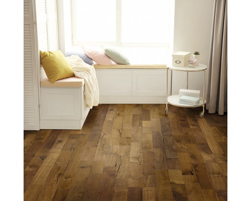 Intérieur avec parquet, rebord de fenêtre avec coussins et table d''appoint
