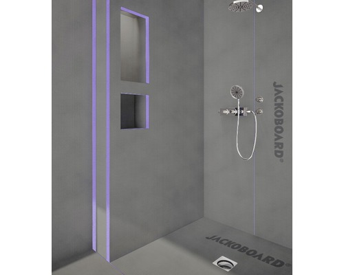 Begehbare Dusche mit integrierten Regalen, Duscharmatur und Jackoboard Logo.