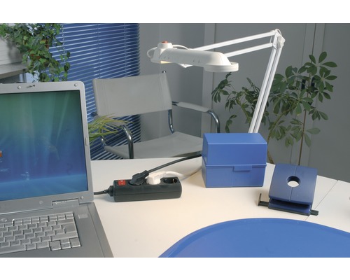 Espace de travail avec ordinateur portable, multiprise, lampe de bureau et fournitures de bureau