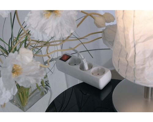 Multiprise avec interrupteur et fiche sur une table