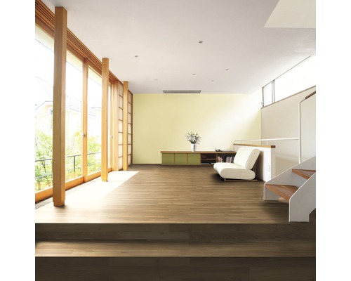 Pièce lumineuse avec plancher en bois, façade vitrée et escalier