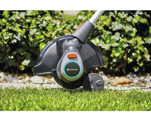 Gardena Akku-Rasentrimmer im Einsatz auf Rasenfläche