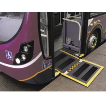 Un bus avec une rampe pour les utilisateurs de fauteuils roulants.