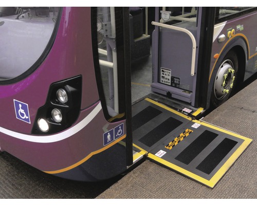 Un bus avec une rampe pour les utilisateurs de fauteuils roulants.