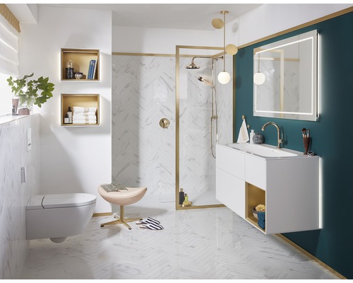 Badezimmer mit Dusche, Waschbeckenunterschrank, Toilette und Spiegel