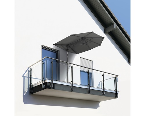 Balkon mit Glasgeländer und einem Sonnenschirm
