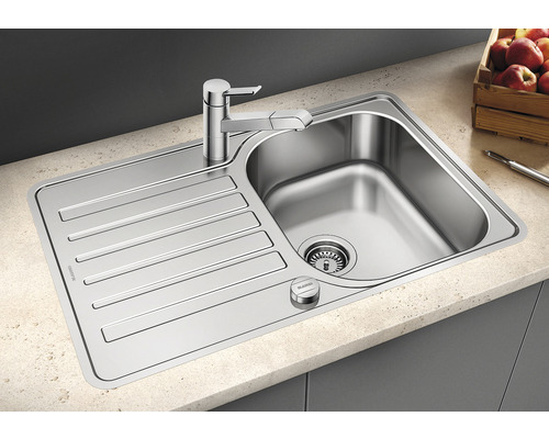 Spüle aus Edelstahl mit Abtropffläche und Armatur