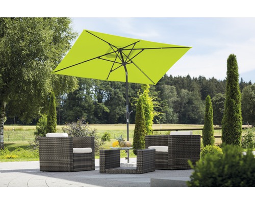 Gartenszene mit Ampelschirm, Sesseln und Tisch