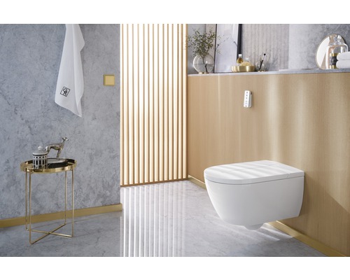 Modernes Badezimmer mit Wand-Tiefspülklosett, Beistelltisch und Handtuch