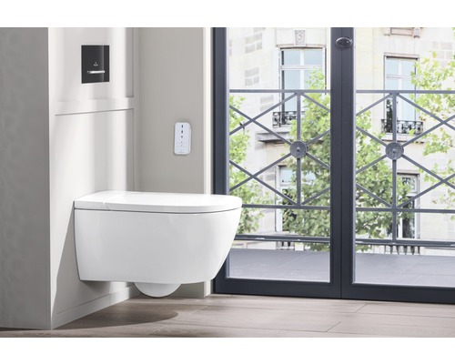 Wandhängendes Dusch-WC in einem hellen Badezimmer mit einem Fenster