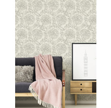 Pièce décorative avec papier peint à motifs, canapé, couverture et table d''appoint