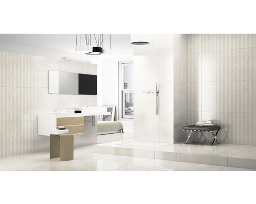 Helles Badezimmer mit Waschbecken, Spiegel, Dusche und Fliesen